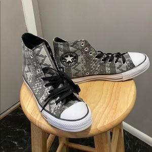 Men or Women Converse Size 7 Women & Size 9 Men